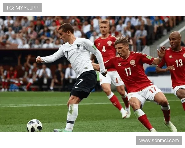 小孩巧妙整蛊足球明星引发全场爆笑瞬间与温馨互动